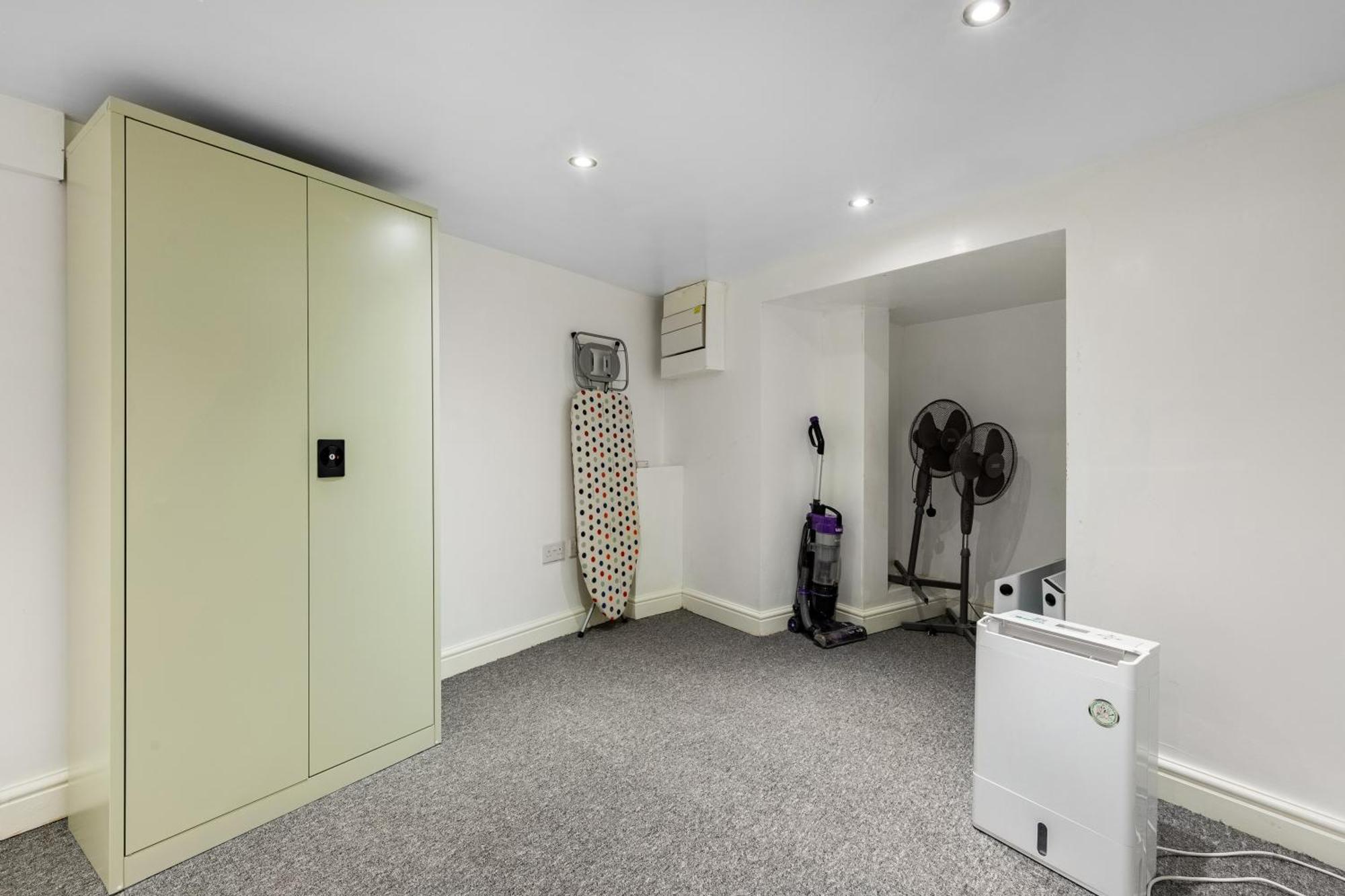 Spacious 2 Bed 2 Bath With Free Parking For 2 Cars And Underground Station Zone 2 For Quick Access To Central Up To 10 Guests Apartment